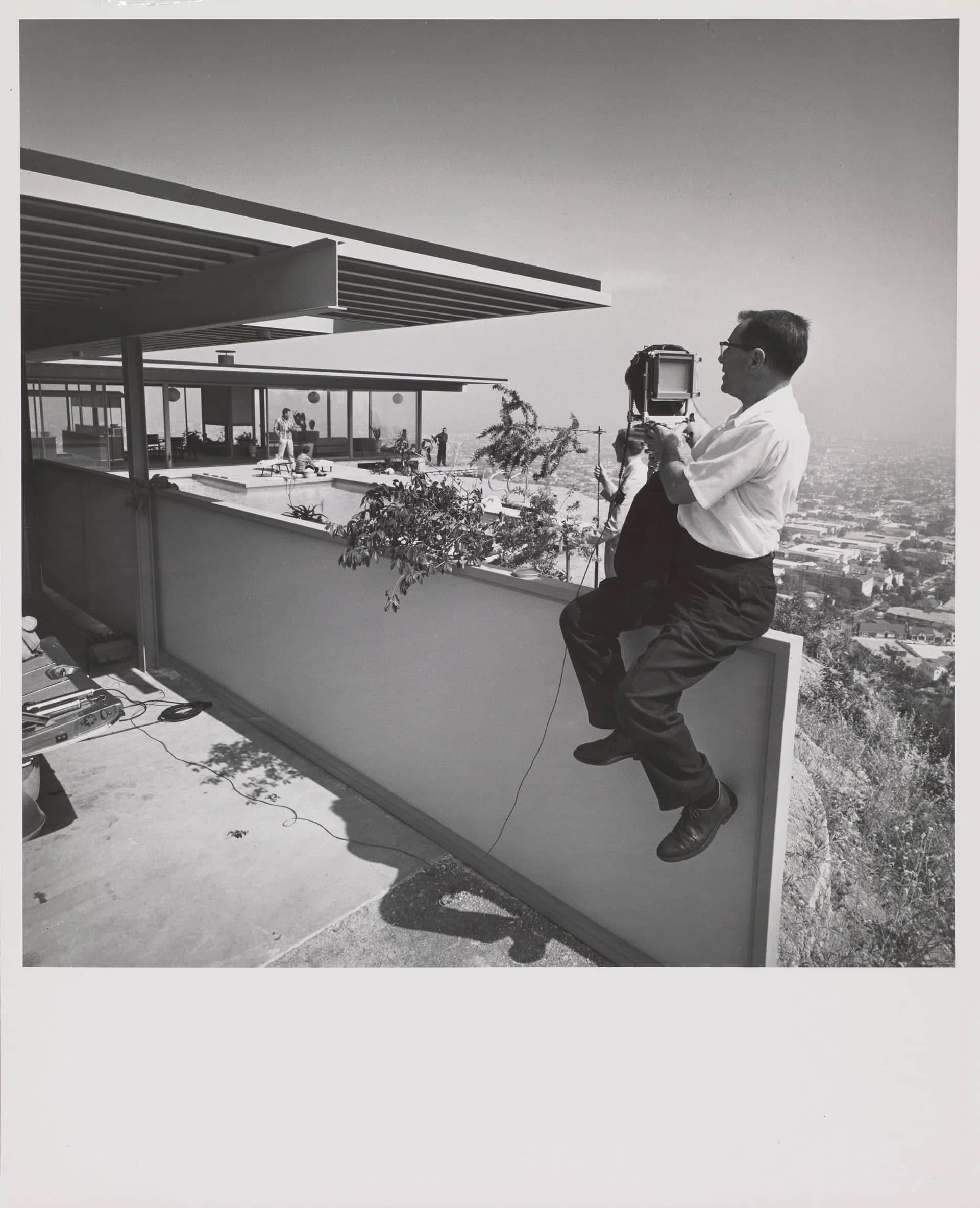 <p>Julius Shulman photographing Case Study House #22</p>
