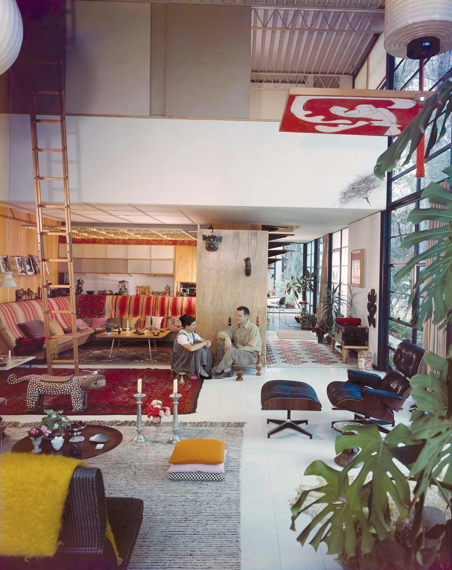 <p>Ray and Charles Eames at home</p>
