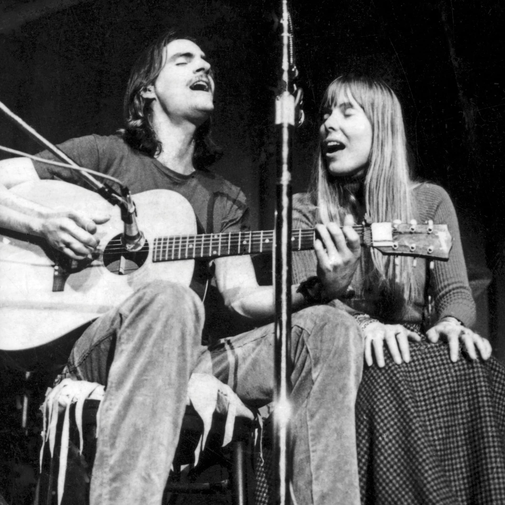 <p><span style="color: #999999; font-family: Montserrat, Helvetica, Arial, sans-serif; font-size: 16px; line-height: 24px;">A James Taylor concert at Queens College in 1970 closed with Joni Mitchell as a surprise guest</span></p>